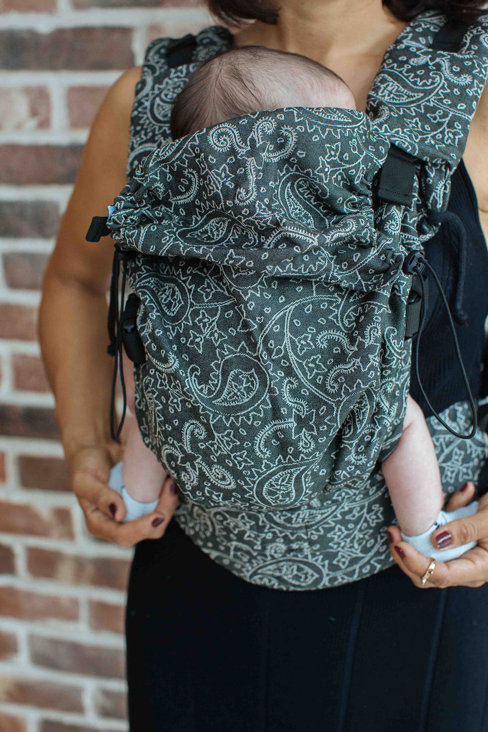 Mochila Ergonómica Neko Slings diseño Efes Paisley Dark Baby