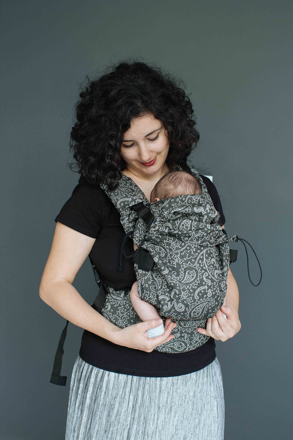 Mochila Ergonómica Neko Slings diseño Efes Paisley Dark Baby