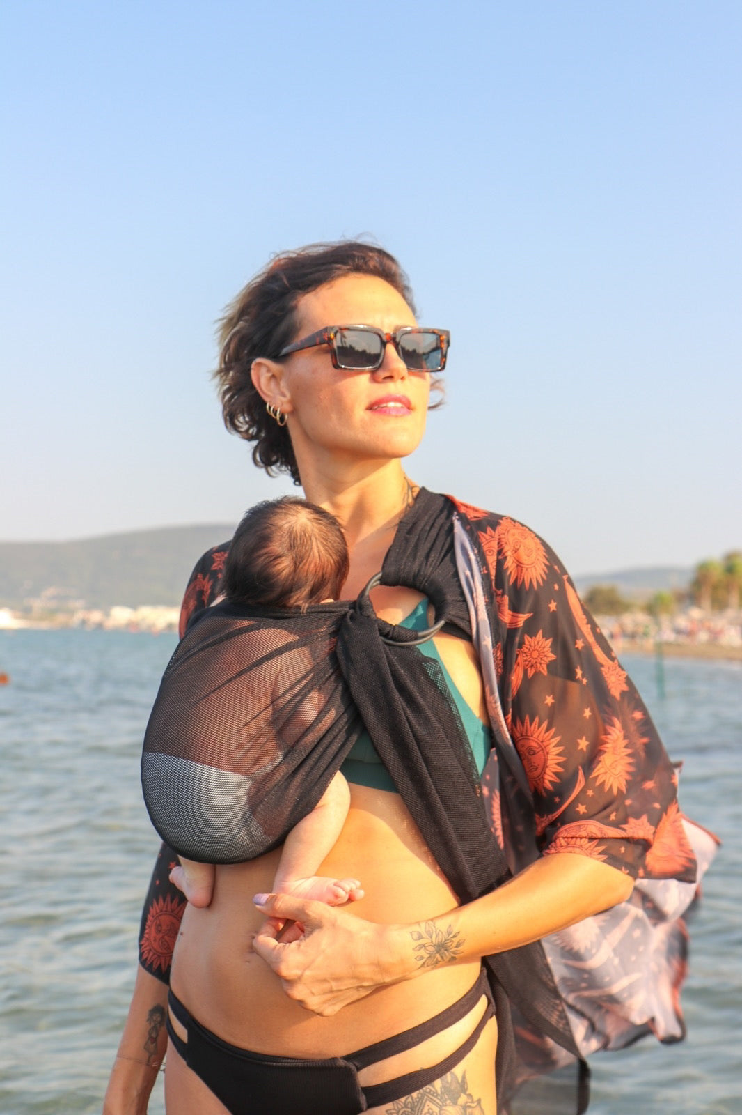 Porteo en verano: guía completa para portar con calor de forma segura y ergonómica