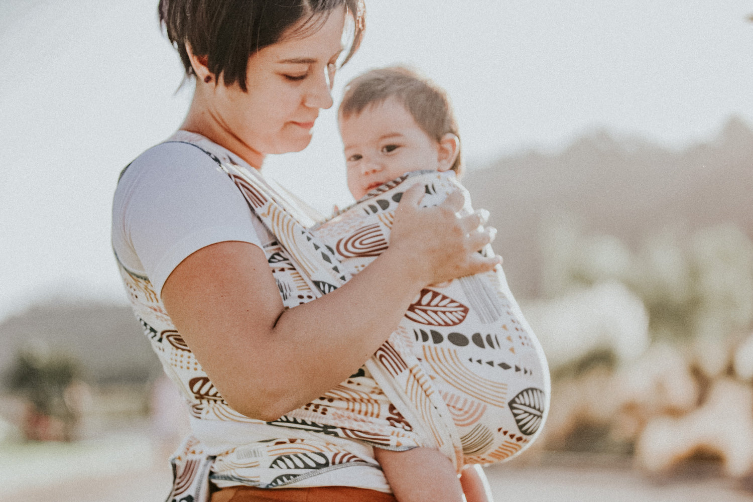 Porteo Consciente: Fortaleciendo el Vínculo Materno-Infantil a través de las Teorías de Holding y Handling